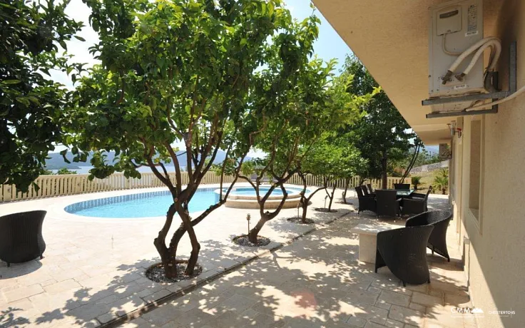 Tivat'ta büyük havuz ve bahçeli nefes kesici villa satılık